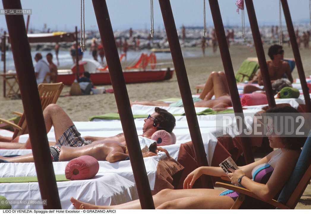 Localizzazione:..VENEZIA / ISOLA DEL LIDO..Oggetto:..Soggetto:..SPIAGGIA DELL HOTEL EXCELSIOR / CAPANNE..Cronologia: ....Definizione Culturale:..   Autore:....   Stile:..   Editori/Stampatori:..   Committenza:..Materia e Tecnica:....Collocazione:..Note:..LIDO..Riproduzione Fotografica:..Copyright:..Graziano Arici/Rosebud2 .Data:..1995..Costo:..A