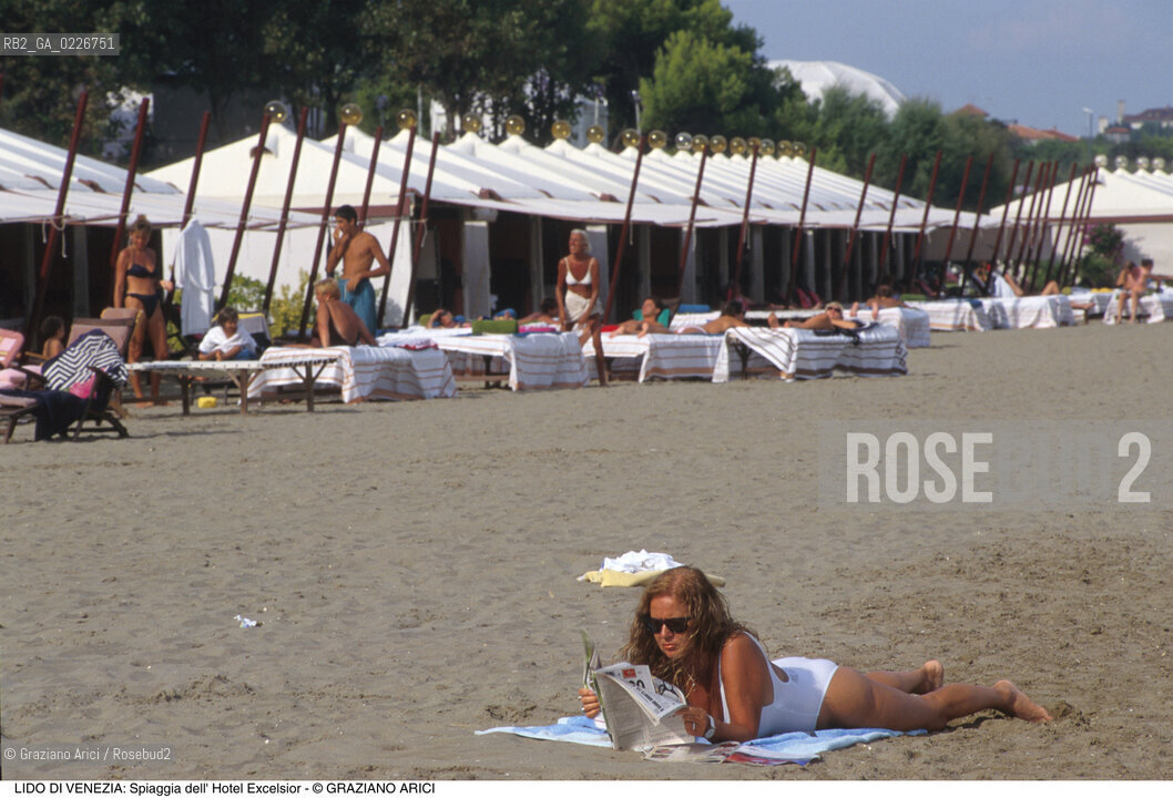 Localizzazione:..VENEZIA / ISOLA DEL LIDO..Oggetto:..Soggetto:..SPIAGGIA DELL HOTEL EXCELSIOR / CAPANNE..Cronologia: ....Definizione Culturale:..   Autore:....   Stile:..   Editori/Stampatori:..   Committenza:..Materia e Tecnica:....Collocazione:..Note:..LIDO..Riproduzione Fotografica:..Copyright:..Graziano Arici/Rosebud2 .Data:..1995..Costo:..A