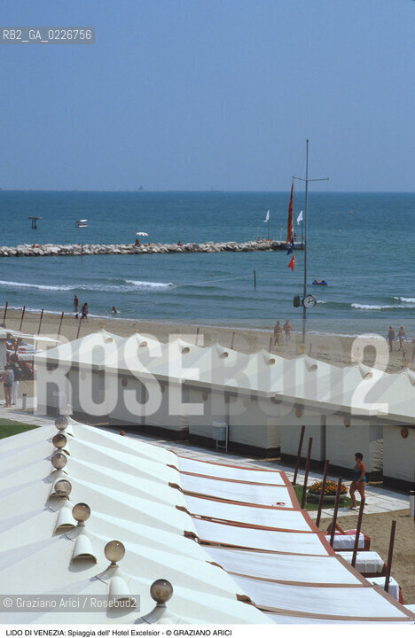 Localizzazione:..VENEZIA / ISOLA DEL LIDO..Oggetto:..Soggetto:..SPIAGGIA DELL HOTEL EXCELSIOR / CAPANNE MARE ADRIATICO..Cronologia: ....Definizione Culturale:..   Autore:....   Stile:..   Editori/Stampatori:..   Committenza:..Materia e Tecnica:....Collocazione:..Note:..LIDO..Riproduzione Fotografica:..Copyright:..Graziano Arici/Rosebud2 .Data:..1995..Costo:..A