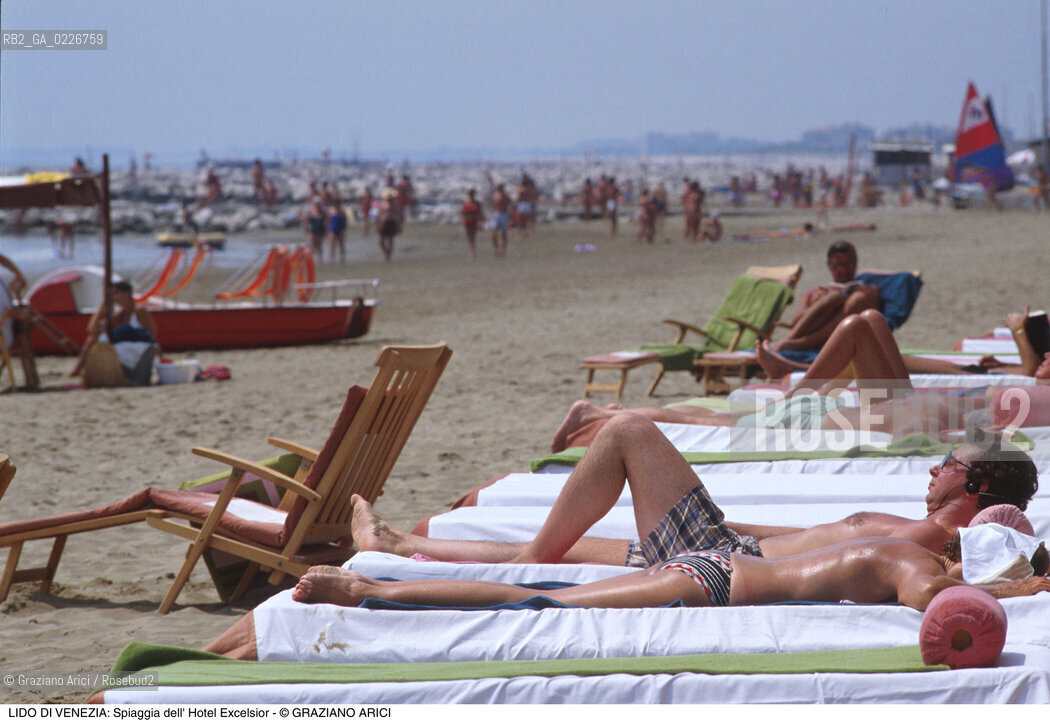 Localizzazione:..VENEZIA / ISOLA DEL LIDO..Oggetto:..Soggetto:..SPIAGGIA DELL HOTEL EXCELSIOR..Cronologia: ....Definizione Culturale:..   Autore:....   Stile:..   Editori/Stampatori:..   Committenza:..Materia e Tecnica:....Collocazione:..Note:..LIDO..Riproduzione Fotografica:..Copyright:..Graziano Arici/Rosebud2 .Data:..1995..Costo:..A