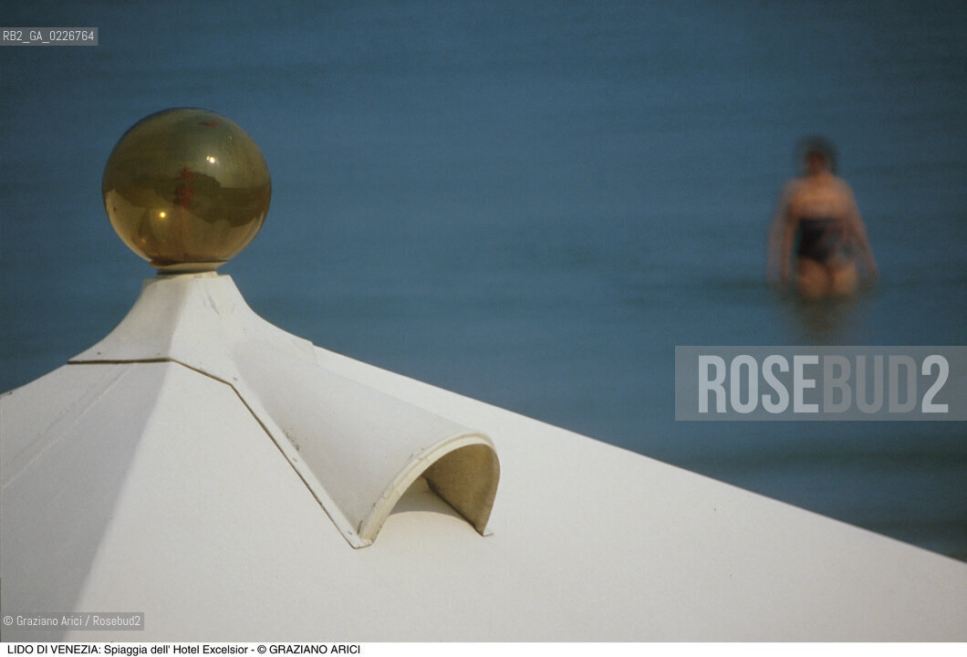 Localizzazione:..VENEZIA / ISOLA DEL LIDO..Oggetto:..Soggetto:..SPIAGGIA DELL HOTEL EXCELSIOR / CAPANNE..Cronologia: ....Definizione Culturale:..   Autore:....   Stile:..   Editori/Stampatori:..   Committenza:..Materia e Tecnica:....Collocazione:..Note:..LIDO..Riproduzione Fotografica:..Copyright:..Graziano Arici/Rosebud2 .Data:..1995..Costo:..A