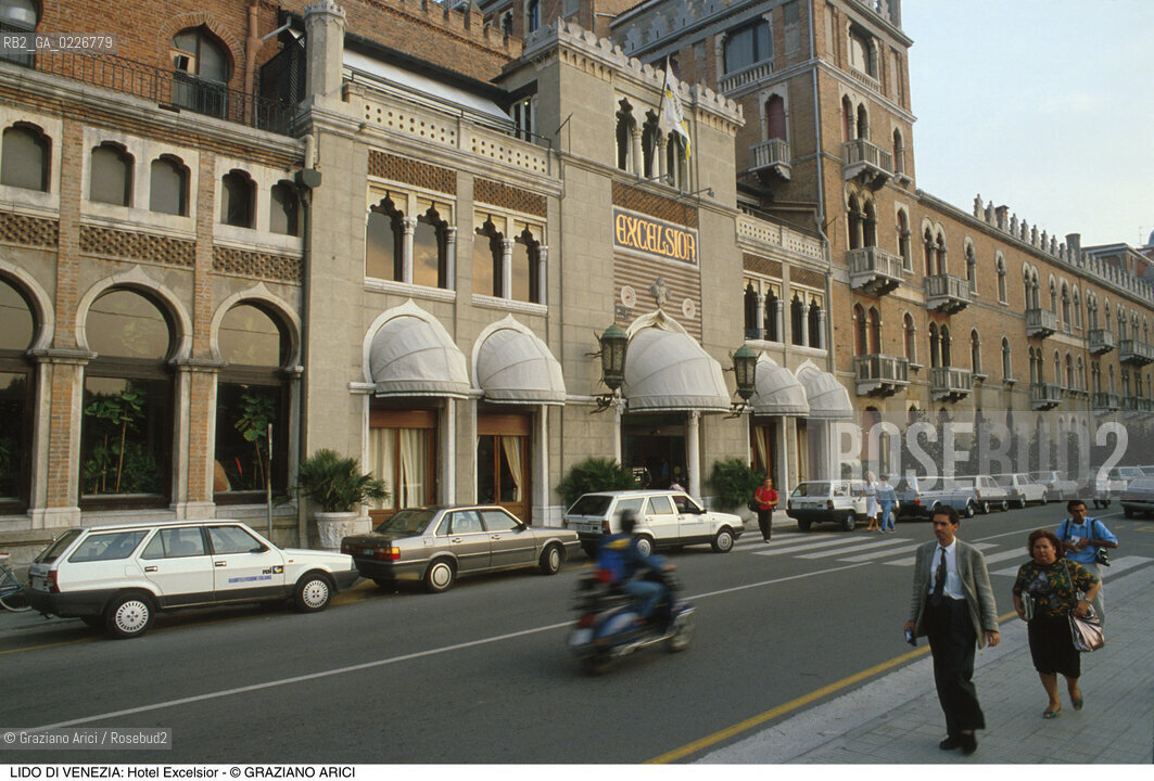 Localizzazione:..VENEZIA / ISOLA DEL LIDO..Oggetto:..Soggetto:..HOTEL EXCELSIOR..Cronologia: ..XX SECOLO..Definizione Culturale:..   Autore:..GIOVANNI SARDI..   Stile:..MORESCO..   Editori/Stampatori:..   Committenza:..Materia e Tecnica:....Collocazione:..Note:..LIDO..Riproduzione Fotografica:..Copyright:..Graziano Arici/Rosebud2 .Data:..1995..Costo:..A