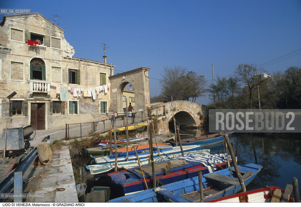 Localizzazione:..VENEZIA / ISOLA DEL LIDO..Oggetto:..Soggetto:..MALAMOCCO..Cronologia: ....Definizione Culturale:..   Autore:....   Stile:..   Editori/Stampatori:..   Committenza:..Materia e Tecnica:....Collocazione:..Note:..LIDO..Riproduzione Fotografica:..Copyright:..Graziano Arici/Rosebud2 .Data:..1995..Costo:..A