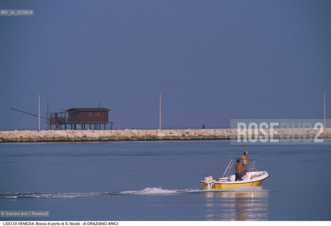 Localizzazione:..VENEZIA / ISOLA DEL LIDO..Oggetto:..Soggetto:..BOCCA DI PORTO DI S. NICOLO / PESCATORE PESCA..Cronologia: ....Definizione Culturale:..   Autore:....   Stile:..   Editori/Stampatori:..   Committenza:..Materia e Tecnica:....Collocazione:..Note:..LIDO..Riproduzione Fotografica:..Copyright:..Graziano Arici/Rosebud2 .Data:..1995..Costo:..A