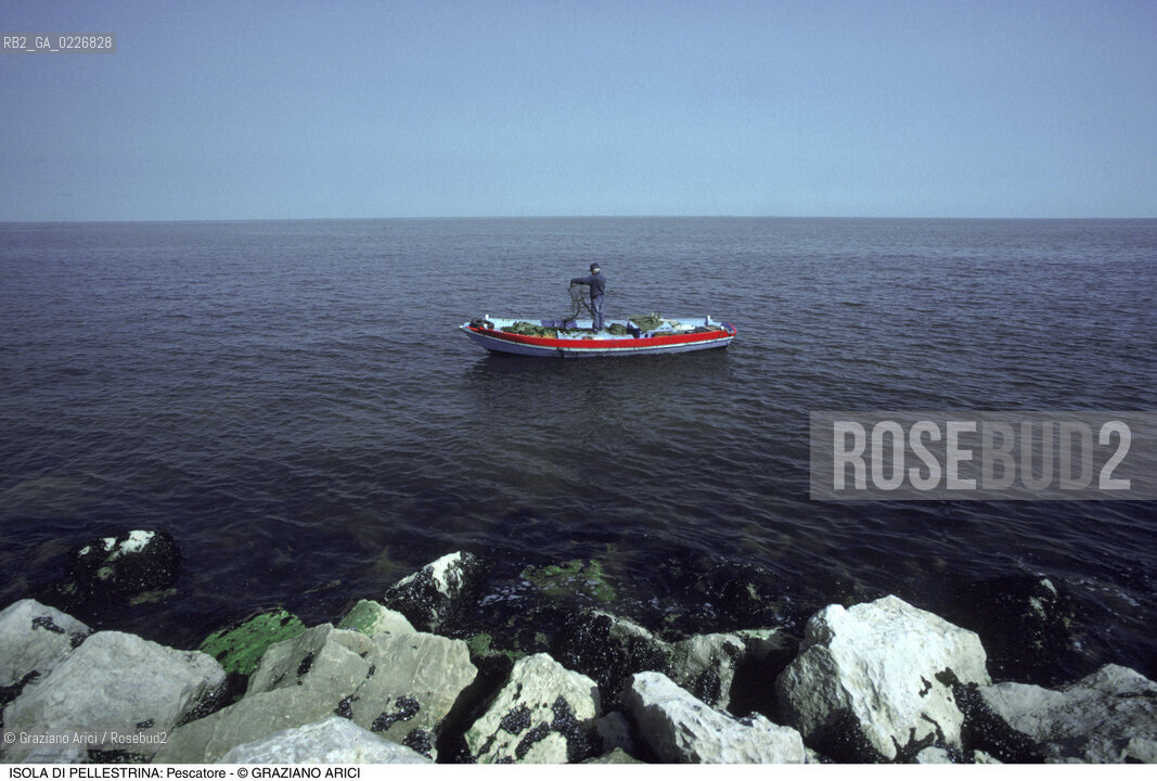 Localizzazione:..VENEZIA / ISOLA DI PELLESTRINA..Oggetto:..Soggetto:..PESCATORE MARE ADRIATICO..Cronologia: ....Definizione Culturale:..   Autore:....   Stile:..   Editori/Stampatori:..   Committenza:..Materia e Tecnica:....Collocazione:..Note:..LIDO..Riproduzione Fotografica:..Copyright:..Graziano Arici/Rosebud2 .Data:..1990..Costo:..A