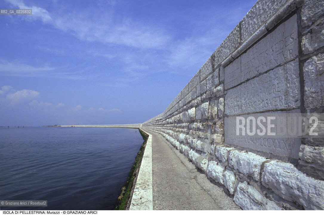 Localizzazione:..VENEZIA / ISOLA DI PELLESTRINA..Oggetto:..Soggetto:..MURAZZI LAGUNA LAPIDE..Cronologia: ..XVIII SECOLO..Definizione Culturale:..   Autore:..BERNARDINO ZENDRINI..VINCENZO CORONELLI..   Stile:..   Editori/Stampatori:..   Committenza:..Materia e Tecnica:....Collocazione:..Note:..LIDO..Riproduzione Fotografica:..Copyright:..Graziano Arici/Rosebud2 .Data:..1990..Costo:..A