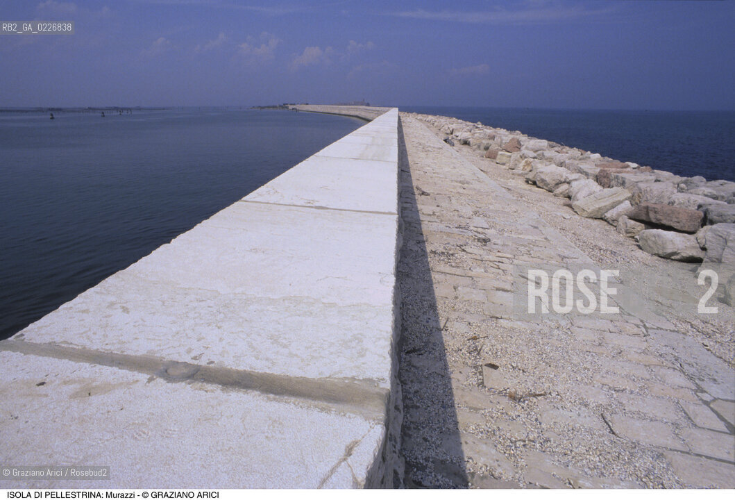 Localizzazione:..VENEZIA / ISOLA DI PELLESTRINA..Oggetto:..Soggetto:..MURAZZI LAGUNA..Cronologia: ..XVIII SECOLO..Definizione Culturale:..   Autore:..BERNARDINO ZENDRINI..VINCENZO CORONELLI..   Stile:..   Editori/Stampatori:..   Committenza:..Materia e Tecnica:....Collocazione:..Note:..LIDO..Riproduzione Fotografica:..Copyright:..Graziano Arici/Rosebud2 .Data:..1990..Costo:..A