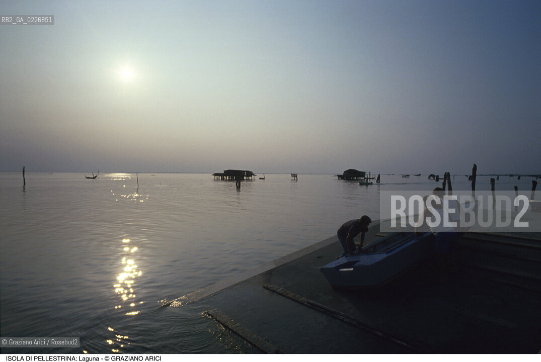 Localizzazione:..VENEZIA / ISOLA DI PELLESTRINA..Oggetto:..Soggetto:..LAGUNA TRAMONTO..Cronologia: ....Definizione Culturale:..   Autore:....   Stile:..   Editori/Stampatori:..   Committenza:..Materia e Tecnica:....Collocazione:..Note:..LIDO..Riproduzione Fotografica:..Copyright:..Graziano Arici/Rosebud2 .Data:..1990..Costo:..A