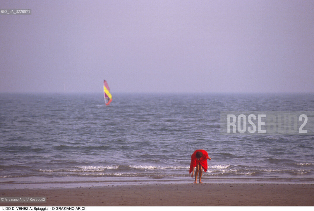 Localizzazione:..VENEZIA / ISOLA DEL LIDO..Oggetto:..Soggetto:..SPIAGGIA BAGNANTE MARE ADRIATICO..Cronologia: ....Definizione Culturale:..   Autore:....   Stile:..   Editori/Stampatori:..   Committenza:..Materia e Tecnica:....Collocazione:..Note:..LIDO..Riproduzione Fotografica:..Copyright:..Graziano Arici/Rosebud2 .Data:..1992..Costo:..A