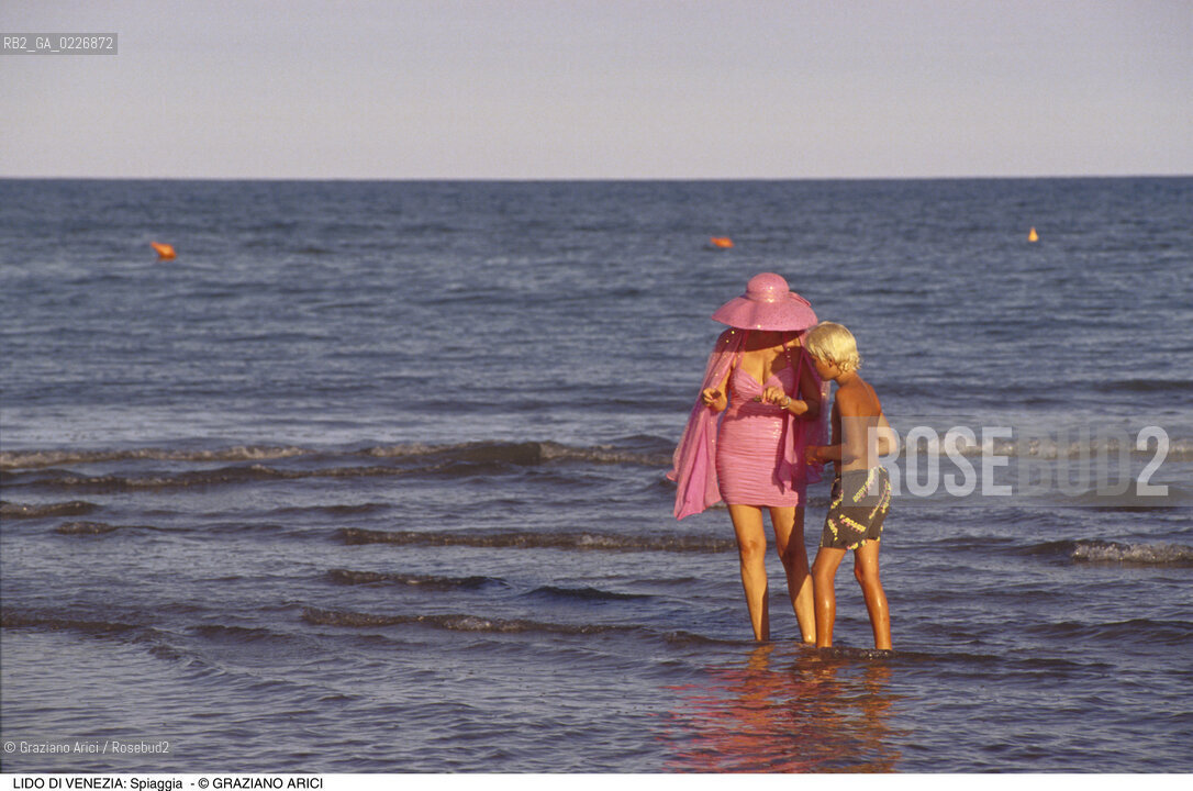 Localizzazione:..VENEZIA / ISOLA DEL LIDO..Oggetto:..Soggetto:..SPIAGGIA BAGNANTI MARE ADRIATICO..Cronologia: ....Definizione Culturale:..   Autore:....   Stile:..   Editori/Stampatori:..   Committenza:..Materia e Tecnica:....Collocazione:..Note:..LIDO..Riproduzione Fotografica:..Copyright:..Graziano Arici/Rosebud2 .Data:..1992..Costo:..A