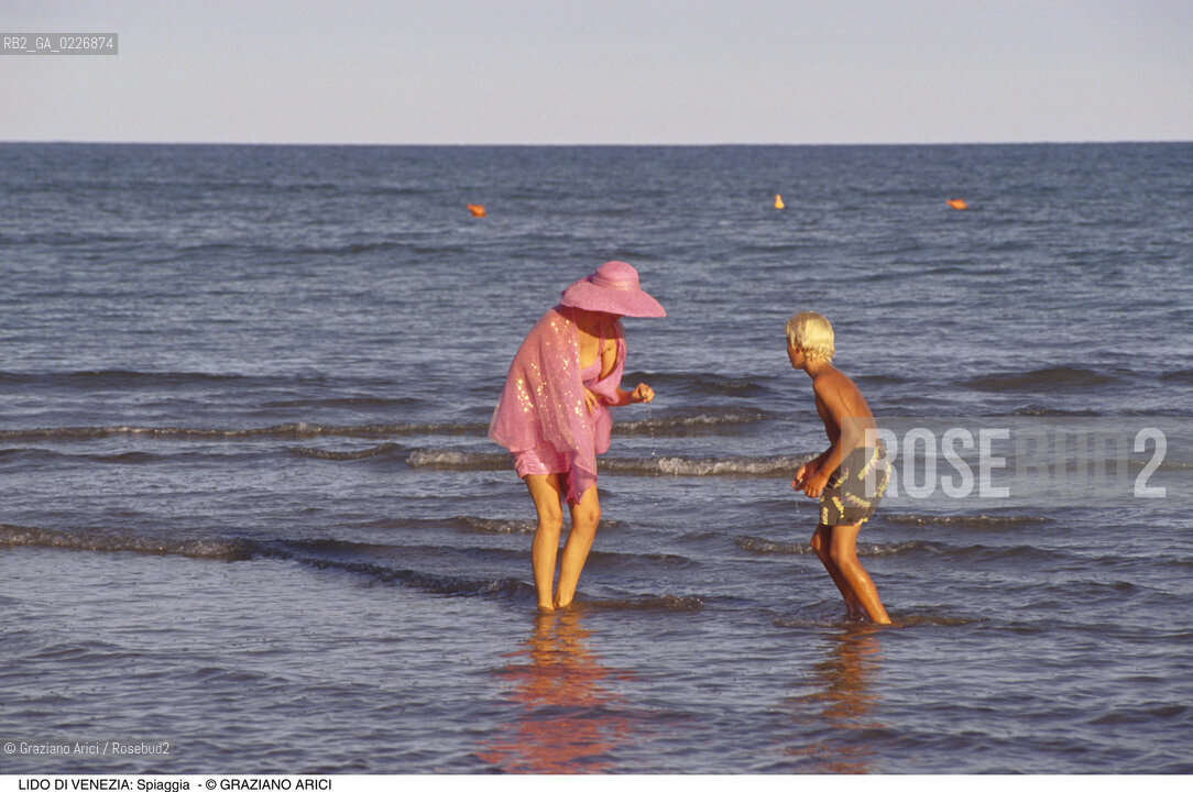 Localizzazione:..VENEZIA / ISOLA DEL LIDO..Oggetto:..Soggetto:..SPIAGGIA BAGNANTI MARE ADRIATICO..Cronologia: ....Definizione Culturale:..   Autore:....   Stile:..   Editori/Stampatori:..   Committenza:..Materia e Tecnica:....Collocazione:..Note:..LIDO..Riproduzione Fotografica:..Copyright:..Graziano Arici/Rosebud2 .Data:..1992..Costo:..A