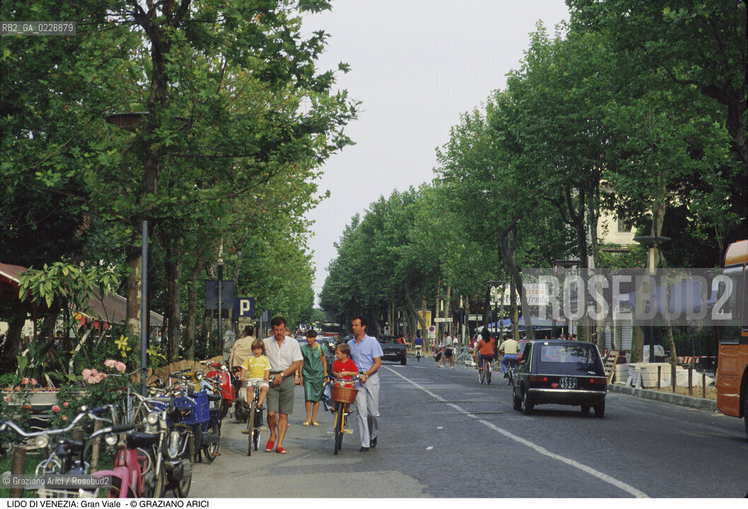 Localizzazione:..VENEZIA / ISOLA DEL LIDO..Oggetto:..Soggetto:..GRAN VIALE..Cronologia: ....Definizione Culturale:..   Autore:....   Stile:....   Editori/Stampatori:..   Committenza:..Materia e Tecnica:....Collocazione:..Note:..LIDO..Riproduzione Fotografica:..Copyright:..Graziano Arici/Rosebud2 .Data:..1995..Costo:..A