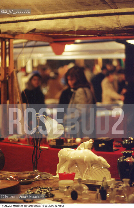 Localizzazione:..VENEZIA / S. MARCO..Oggetto:..Soggetto:..MERCATINO DELL ANTIQUARIATO IN CAMPO S. MAURIZIO..Cronologia: ....Definizione Culturale:..   Autore:....   Stile:..   Editori/Stampatori:..   Committenza:..Materia e Tecnica:....Collocazione:..Note:..MERCATI..Riproduzione Fotografica:..Copyright:..Graziano Arici/Rosebud2 .Data:..1985..Costo:..A