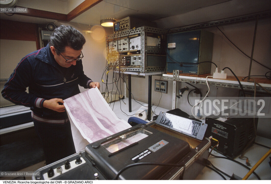 Localizzazione:..VENEZIA..Oggetto:..Soggetto:..RICERCHE BIOGEOLOGICHE DEL CNR / CONSIGLIO NAZIONALE DELLE RICERCHE..Cronologia: ....Definizione Culturale:..   Autore:....   Stile:..   Editori/Stampatori:..   Committenza:..Materia e Tecnica:....Collocazione:..Note:..LAGUNA - PESCA..Riproduzione Fotografica:..Copyright:..Graziano Arici/Rosebud2 .Data:..1988..Costo:..A
