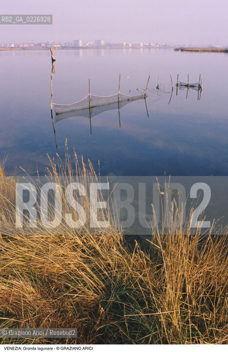 Localizzazione:..VENEZIA / LAGUNA NORD..Oggetto:..Soggetto:..GRONDA LAGUNARE A S. GIULIANO / RETI CAMPALTO..Cronologia: ....Definizione Culturale:..   Autore:....   Stile:..   Editori/Stampatori:..   Committenza:..Materia e Tecnica:....Collocazione:..Note:..LAGUNA - PESCA..Riproduzione Fotografica:..Copyright:..Graziano Arici/Rosebud2 .Data:..1995..Costo:..A