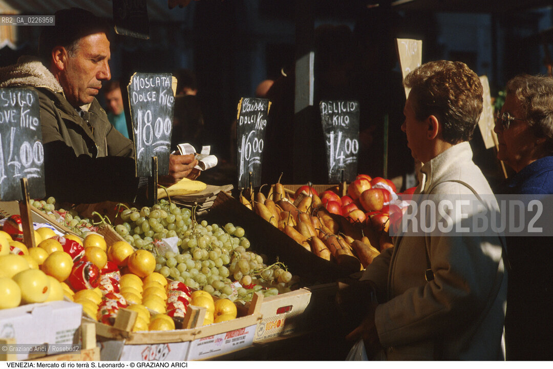 Localizzazione:..VENEZIA / CANNAREGIO..Oggetto:..Soggetto:..MERCATO DI FRUTTA E VERDURA IN RIO TERRA S. LEONARDO..Cronologia: ....Definizione Culturale:..   Autore:....   Stile:..   Editori/Stampatori:..   Committenza:..Materia e Tecnica:....Collocazione:..Note:..MERCATI..Riproduzione Fotografica:..Copyright:..Graziano Arici/Rosebud2 .Data:..1985..Costo:..A