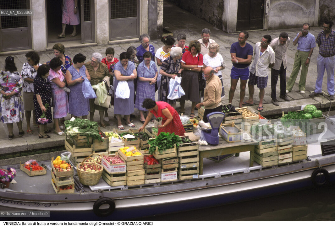 Localizzazione:..VENEZIA / CANNAREGIO..Oggetto:..Soggetto:..BARCA DI FRUTTA E VERDURA IN FONDAMENTA DEGLI ORMESINI..Cronologia: ....Definizione Culturale:..   Autore:....   Stile:..   Editori/Stampatori:..   Committenza:..Materia e Tecnica:....Collocazione:..Note:..MERCATI..Riproduzione Fotografica:..Copyright:..Graziano Arici/Rosebud2 .Data:..1985..Costo:..A