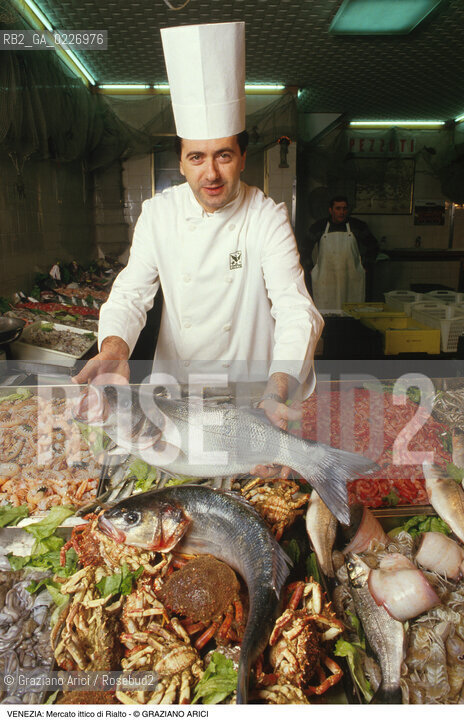Localizzazione:..VENEZIA / S. POLO..Oggetto:..Soggetto:..MERCATO ITTICO DI RIALTO / PESCHERIA PESCE CUOCO..Cronologia: ....Definizione Culturale:..   Autore:....   Stile:..   Editori/Stampatori:..   Committenza:..Materia e Tecnica:....Collocazione:..Note:..MERCATI..Riproduzione Fotografica:..Copyright:..Graziano Arici/Rosebud2 .Data:..1985..Costo:..A