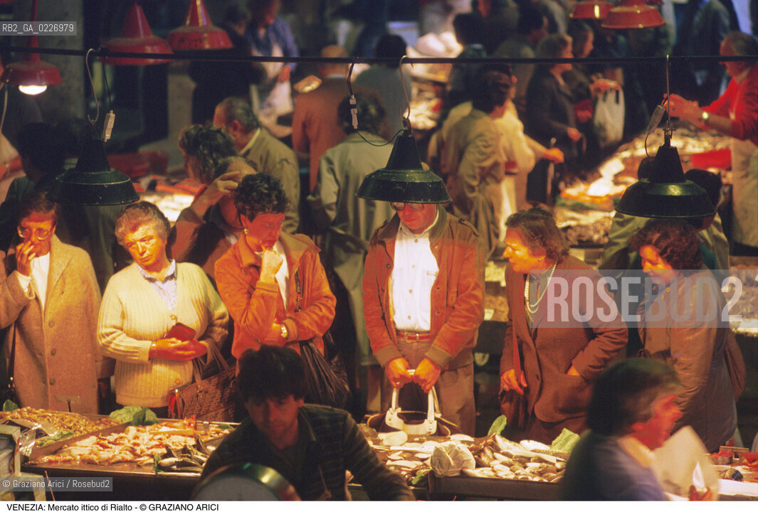 Localizzazione:..VENEZIA / S. POLO..Oggetto:..Soggetto:..MERCATO ITTICO DI RIALTO / PESCHERIA PESCE..Cronologia: ....Definizione Culturale:..   Autore:....   Stile:..   Editori/Stampatori:..   Committenza:..Materia e Tecnica:....Collocazione:..Note:..MERCATI..Riproduzione Fotografica:..Copyright:..Graziano Arici/Rosebud2 .Data:..1985..Costo:..A