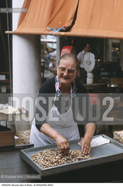 Localizzazione:..VENEZIA / S. POLO..Oggetto:..Soggetto:..MERCATO ITTICO DI RIALTO / PESCHERIA BOVOLETTI LUMACHINE..Cronologia: ....Definizione Culturale:..   Autore:....   Stile:..   Editori/Stampatori:..   Committenza:..Materia e Tecnica:....Collocazione:..Note:..MERCATI..Riproduzione Fotografica:..Copyright:..Graziano Arici/Rosebud2 .Data:..1985..Costo:..A