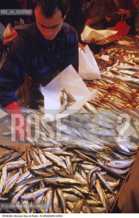 Localizzazione:..VENEZIA / S. POLO..Oggetto:..Soggetto:..MERCATO ITTICO DI RIALTO / PESCHERIA PESCE..Cronologia: ....Definizione Culturale:..   Autore:....   Stile:..   Editori/Stampatori:..   Committenza:..Materia e Tecnica:....Collocazione:..Note:..MERCATI..Riproduzione Fotografica:..Copyright:..Graziano Arici/Rosebud2 .Data:..1985..Costo:..A
