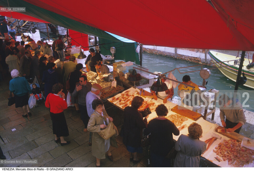 Localizzazione:..VENEZIA / S. POLO..Oggetto:..Soggetto:..MERCATO ITTICO DI RIALTO / PESCHERIA PESCE..Cronologia: ....Definizione Culturale:..   Autore:....   Stile:..   Editori/Stampatori:..   Committenza:..Materia e Tecnica:....Collocazione:..Note:..MERCATI..Riproduzione Fotografica:..Copyright:..Graziano Arici/Rosebud2 .Data:..1985..Costo:..A