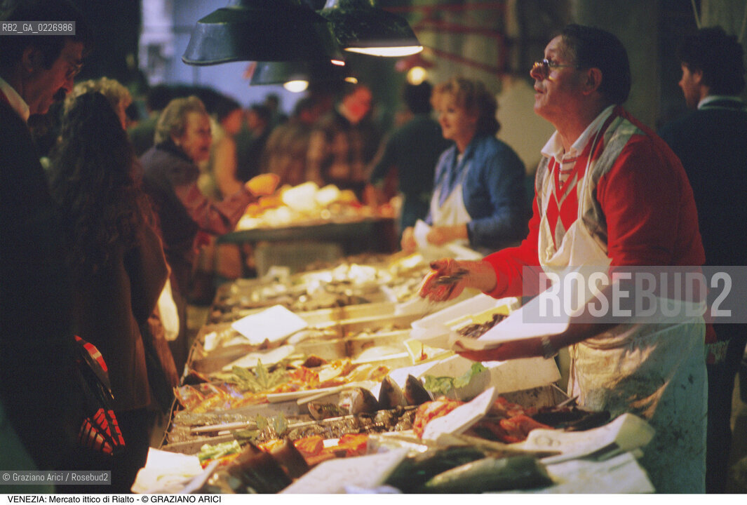 Localizzazione:..VENEZIA / S. POLO..Oggetto:..Soggetto:..MERCATO ITTICO DI RIALTO / PESCHERIA PESCE..Cronologia: ....Definizione Culturale:..   Autore:....   Stile:..   Editori/Stampatori:..   Committenza:..Materia e Tecnica:....Collocazione:..Note:..MERCATI..Riproduzione Fotografica:..Copyright:..Graziano Arici/Rosebud2 .Data:..1985..Costo:..A