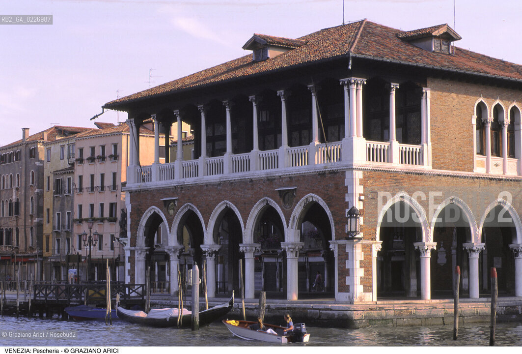 Localizzazione:..VENEZIA / S. POLO..Oggetto:..Soggetto:..PESCHERIA / MERCATO ITTICO DI RIALTO..Cronologia: ..XX SECOLO..Definizione Culturale:..   Autore:..DOMENICO RUPOLO..CESARE LAURENTI..   Stile:..NEOGOTICO..   Editori/Stampatori:..   Committenza:..Materia e Tecnica:....Collocazione:..Note:..MERCATI..Riproduzione Fotografica:..Copyright:..Graziano Arici/Rosebud2 .Data:..1990..Costo:..A