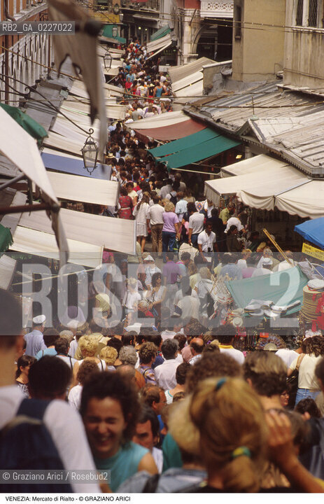 Localizzazione:..VENEZIA / S. POLO..Oggetto:..Soggetto:..RUGA DEGLI OREFICI / MERCATO DI FRUTTA E VERDURA DI RIALTO..Cronologia: ....Definizione Culturale:..   Autore:....   Stile:..   Editori/Stampatori:..   Committenza:..Materia e Tecnica:....Collocazione:..Note:..MERCATI..Riproduzione Fotografica:..Copyright:..Graziano Arici/Rosebud2 .Data:..1985..Costo:..A