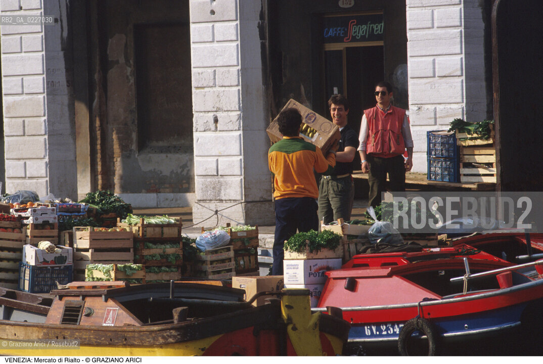 Localizzazione:..VENEZIA / S. POLO..Oggetto:..Soggetto:..MERCATO DI RIALTO / BARCHE DA TRASPORTO..Cronologia: ....Definizione Culturale:..   Autore:....   Stile:..   Editori/Stampatori:..   Committenza:..Materia e Tecnica:....Collocazione:..Note:..MERCATI..Riproduzione Fotografica:..Copyright:..Graziano Arici/Rosebud2 .Data:..1985..Costo:..A