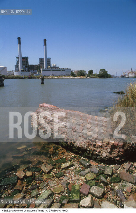 Localizzazione:..VENEZIA / LAGUNA SUD..Oggetto:..Soggetto:..ROVINE DI UN CASONE NELL ISOLA DI TREZZE / FUSINA ARCHEOLOGIA..Cronologia: ....Definizione Culturale:..   Autore:....   Stile:..   Editori/Stampatori:..   Committenza:..Materia e Tecnica:....Collocazione:..Note:..LAGUNA - PESCA..Riproduzione Fotografica:..Copyright:..Graziano Arici/Rosebud2 .Data:..1998..Costo:..A