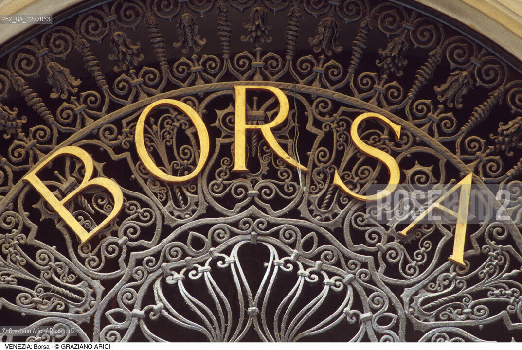 Localizzazione:..VENEZIA / S. MARCO..Oggetto:..Soggetto:..BORSA..Cronologia: ....Definizione Culturale:..   Autore:....   Stile:..   Editori/Stampatori:..   Committenza:..Materia e Tecnica:....Collocazione:..Note:..ATTIVITA. COMMERCIALI / MERCATI..Riproduzione Fotografica:..Copyright:..Graziano Arici/Rosebud2 .Data:..1985..Costo:..A