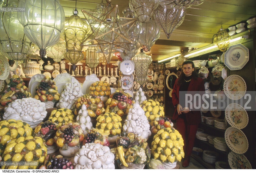 Localizzazione:..VENEZIA / S. MARCO..Oggetto:..Soggetto:..NEGOZIO DI CERAMICA..Cronologia: ....Definizione Culturale:..   Autore:....   Stile:..   Editori/Stampatori:..   Committenza:..Materia e Tecnica:....Collocazione:..Note:..ATTIVITA. COMMERCIALI / MERCATI..Riproduzione Fotografica:..Copyright:..Graziano Arici/Rosebud2 .Data:..1990..Costo:..A