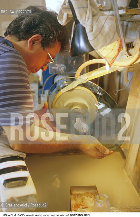 Localizzazione:..VENEZIA / ISOLA DI MURANO..Oggetto:..Soggetto:..VETRERIA VENINI / FORNACE LAVORAZIONE DEL VETRO ARTIGIANATO MOLATURA..Cronologia: ....Definizione Culturale:..   Autore:....   Stile:..   Editori/Stampatori:..   Committenza:..Materia e Tecnica:....Collocazione:..Note:..MURANO..Riproduzione Fotografica:..Copyright:..Graziano Arici/Rosebud2 .Data:..1992..Costo:..A