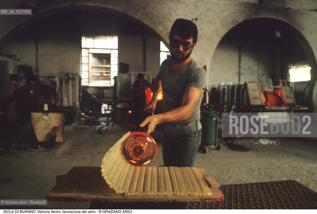 Localizzazione:..VENEZIA / ISOLA DI MURANO..Oggetto:..Soggetto:..VETRERIA VENINI / FORNACE LAVORAZIONE DEL VETRO ARTIGIANATO..Cronologia: ....Definizione Culturale:..   Autore:....   Stile:..   Editori/Stampatori:..   Committenza:..Materia e Tecnica:....Collocazione:..Note:..MURANO..Riproduzione Fotografica:..Copyright:..Graziano Arici/Rosebud2 .Data:..1992..Costo:..A