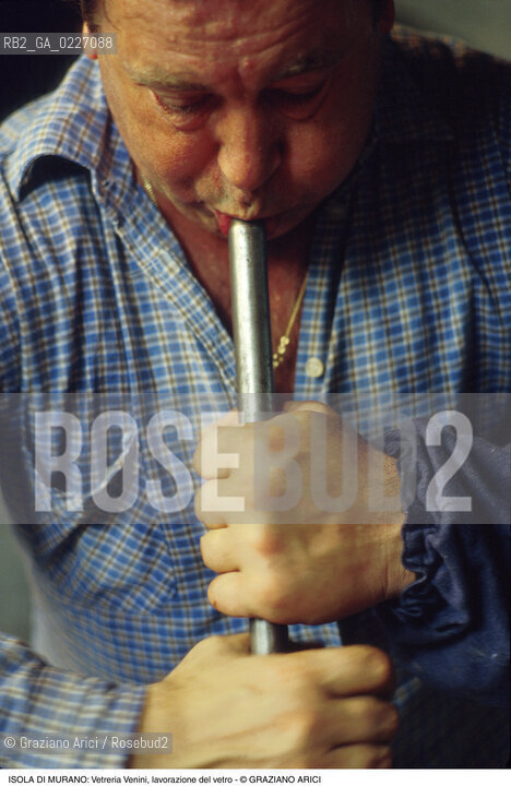 Localizzazione:..VENEZIA / ISOLA DI MURANO..Oggetto:..Soggetto:..VETRERIA VENINI / FORNACE LAVORAZIONE DEL VETRO ARTIGIANATO..Cronologia: ....Definizione Culturale:..   Autore:....   Stile:..   Editori/Stampatori:..   Committenza:..Materia e Tecnica:....Collocazione:..Note:..MURANO..Riproduzione Fotografica:..Copyright:..Graziano Arici/Rosebud2 .Data:..1992..Costo:..A