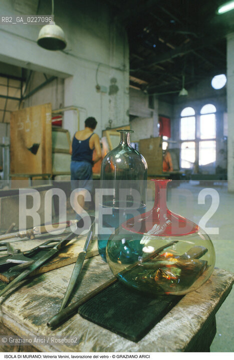 Localizzazione:..VENEZIA / ISOLA DI MURANO..Oggetto:..Soggetto:..VETRERIA VENINI / FORNACE LAVORAZIONE DEL VETRO ARTIGIANATO VASI E ATTREZZI..Cronologia: ....Definizione Culturale:..   Autore:....   Stile:..   Editori/Stampatori:..   Committenza:..Materia e Tecnica:....Collocazione:..Note:..MURANO..Riproduzione Fotografica:..Copyright:..Graziano Arici/Rosebud2 .Data:..1992..Costo:..A