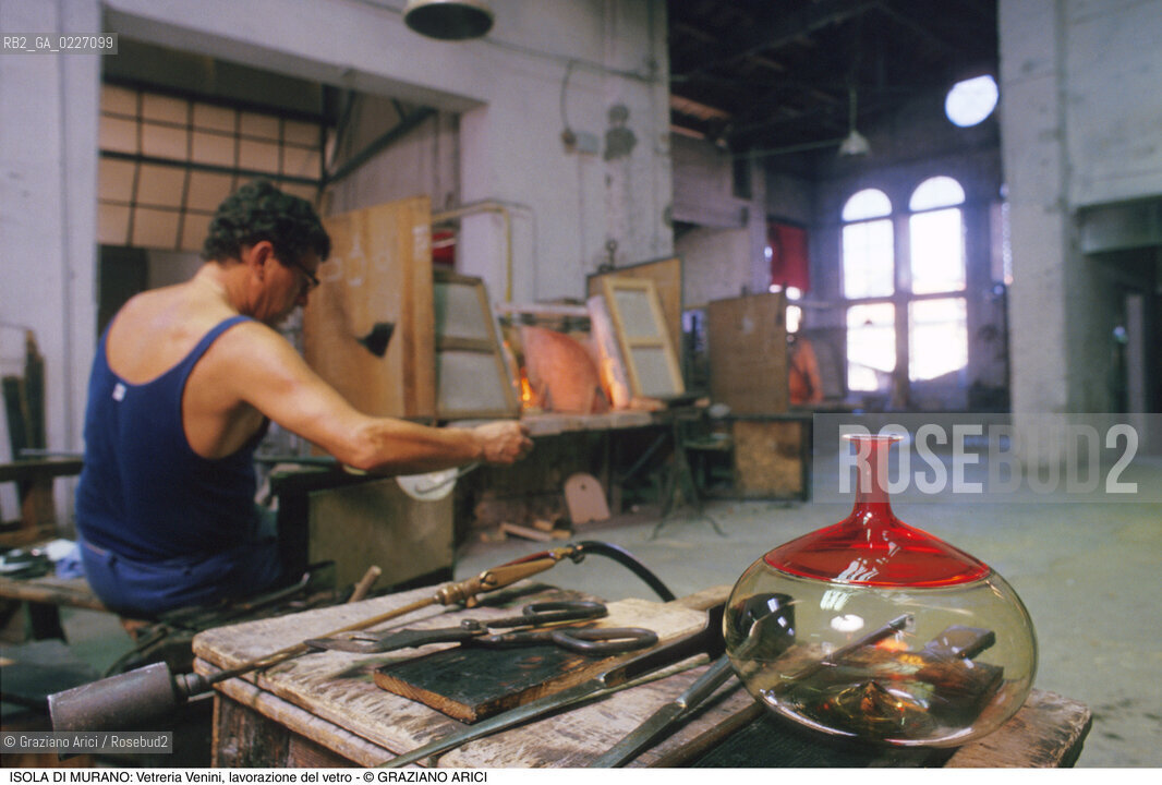 Localizzazione:..VENEZIA / ISOLA DI MURANO..Oggetto:..Soggetto:..VETRERIA VENINI / FORNACE LAVORAZIONE DEL VETRO ARTIGIANATO VASO E ATTREZZI..Cronologia: ....Definizione Culturale:..   Autore:....   Stile:..   Editori/Stampatori:..   Committenza:..Materia e Tecnica:....Collocazione:..Note:..MURANO..Riproduzione Fotografica:..Copyright:..Graziano Arici/Rosebud2 .Data:..1992..Costo:..A
