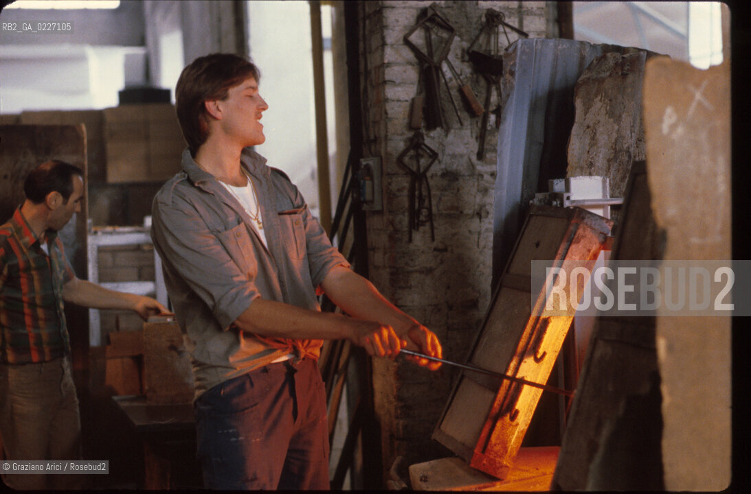 Localizzazione:..VENEZIA / ISOLA DI MURANO..Oggetto:..Soggetto:..VETRERIA VENINI / FORNACE LAVORAZIONE DEL VETRO ARTIGIANATO..Cronologia: ....Definizione Culturale:..   Autore:....   Stile:..   Editori/Stampatori:..   Committenza:..Materia e Tecnica:....Collocazione:..Note:..MURANO..Riproduzione Fotografica:..Copyright:..Graziano Arici/Rosebud2 .Data:..1992..Costo:..A