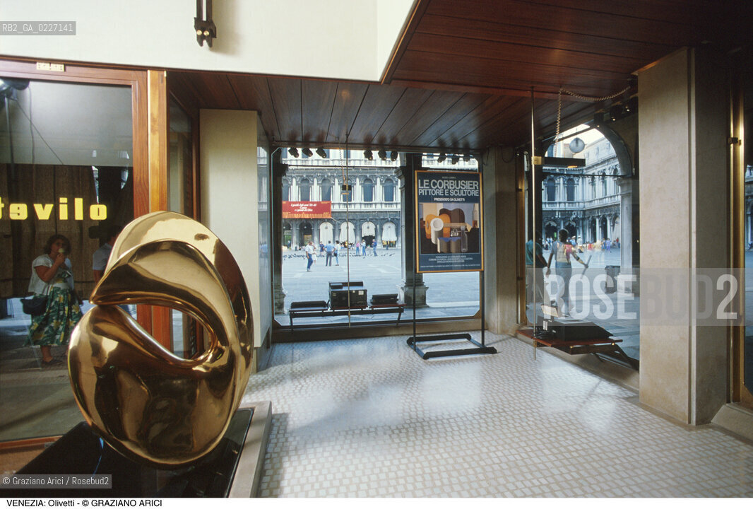 Localizzazione:..VENEZIA / S. MARCO..Oggetto:..Soggetto:..NEGOZIO OLIVETTI IN PIAZZA SAN MARCO / ARCHITETTURA CONTEMPORANEA..Cronologia: ..XX SECOLO..Definizione Culturale:..   Autore:..CARLO SCARPA..   Stile:..   Editori/Stampatori:..   Committenza:..Materia e Tecnica:....Collocazione:..Note:..ATTIVITA. COMMERCIALI / MERCATI..Riproduzione Fotografica:..Copyright:..Graziano Arici/Rosebud2 .Data:..1995..Costo:..A
