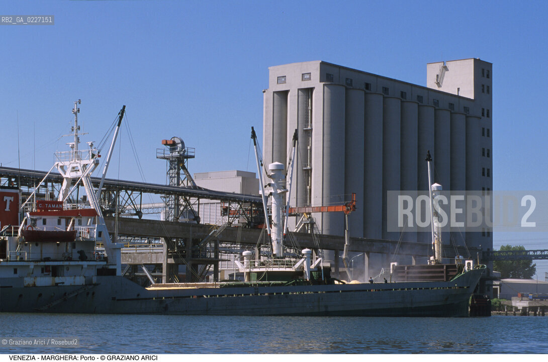 Localizzazione:..VENEZIA / MARGHERA..Oggetto:..Soggetto:..PORTO COMMERCIALE NAVI GRU SILOS..Cronologia: ....Definizione Culturale:..   Autore:....   Stile:..   Editori/Stampatori:..   Committenza:..Materia e Tecnica:....Collocazione:..Note:..PORTO..Riproduzione Fotografica:..Copyright:..Graziano Arici/Rosebud2 .Data:..1994..Costo:..A