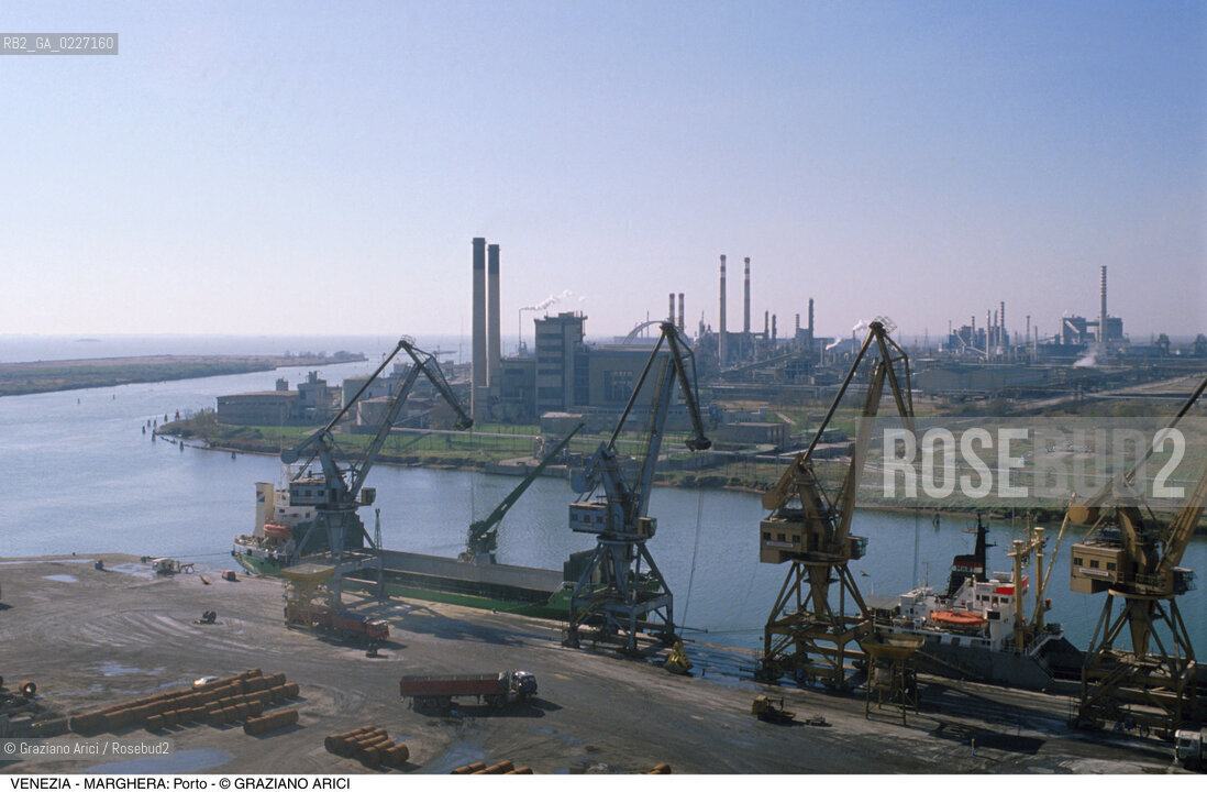 Localizzazione:..VENEZIA / MARGHERA..Oggetto:..Soggetto:..PORTO COMMERCIALE GRU NAVE..Cronologia: ....Definizione Culturale:..   Autore:....   Stile:..   Editori/Stampatori:..   Committenza:..Materia e Tecnica:....Collocazione:..Note:..PORTO..Riproduzione Fotografica:..Copyright:..Graziano Arici/Rosebud2 .Data:..1994..Costo:..A