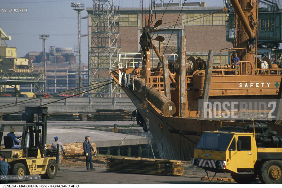 Localizzazione:..VENEZIA / MARGHERA..Oggetto:..Soggetto:..PORTO COMMERCIALE GRU NAVE LEGNO PORTUALI..Cronologia: ....Definizione Culturale:..   Autore:....   Stile:..   Editori/Stampatori:..   Committenza:..Materia e Tecnica:....Collocazione:..Note:..PORTO..Riproduzione Fotografica:..Copyright:..Graziano Arici/Rosebud2 .Data:..1994..Costo:..A
