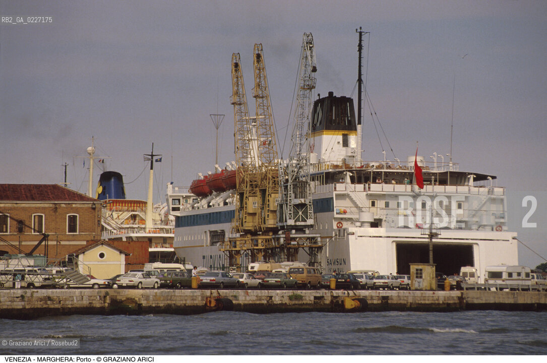 Localizzazione:..VENEZIA / MARGHERA..Oggetto:..Soggetto:..PORTO PASSEGGERI NAVE..Cronologia: ....Definizione Culturale:..   Autore:....   Stile:..   Editori/Stampatori:..   Committenza:..Materia e Tecnica:....Collocazione:..Note:..PORTO..Riproduzione Fotografica:..Copyright:..Graziano Arici/Rosebud2 .Data:..1994..Costo:..A