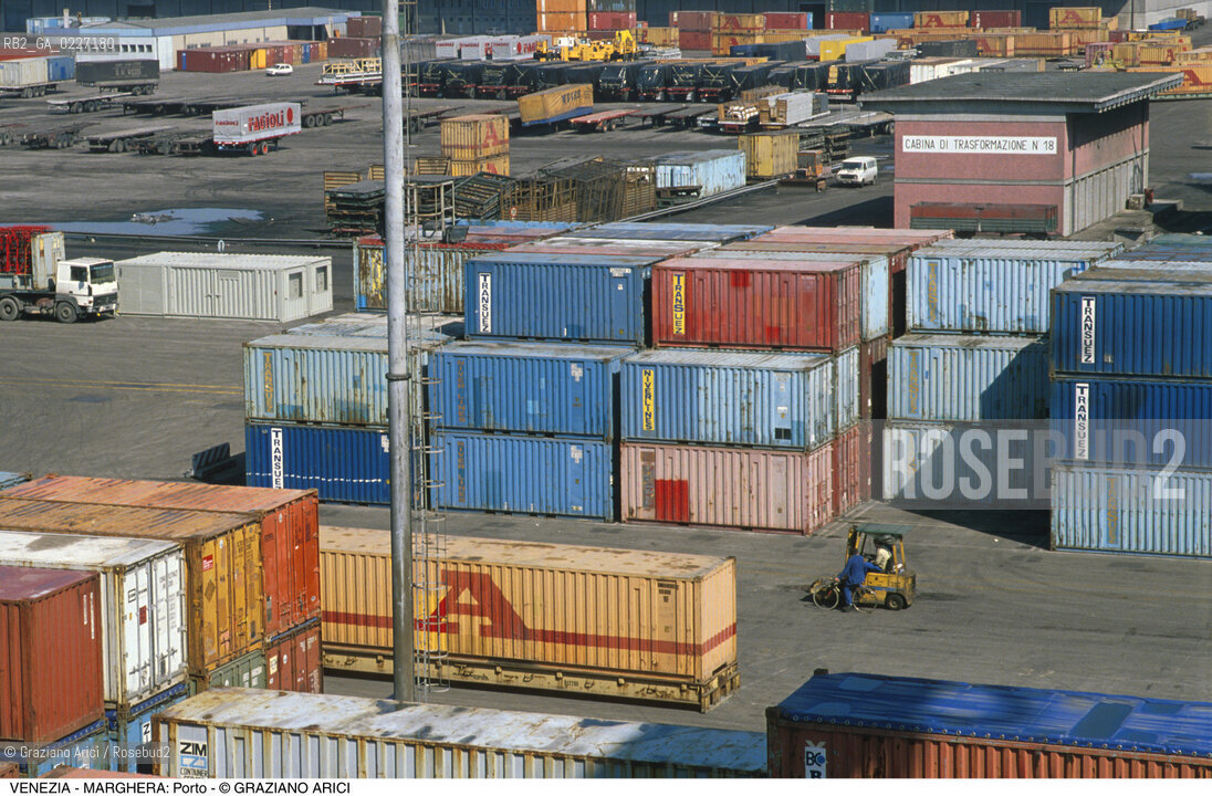 Localizzazione:..VENEZIA / MARGHERA..Oggetto:..Soggetto:..PORTO COMMERCIALE CONTAINER..Cronologia: ....Definizione Culturale:..   Autore:....   Stile:..   Editori/Stampatori:..   Committenza:..Materia e Tecnica:....Collocazione:..Note:..PORTO..Riproduzione Fotografica:..Copyright:..Graziano Arici/Rosebud2 .Data:..1994..Costo:..A