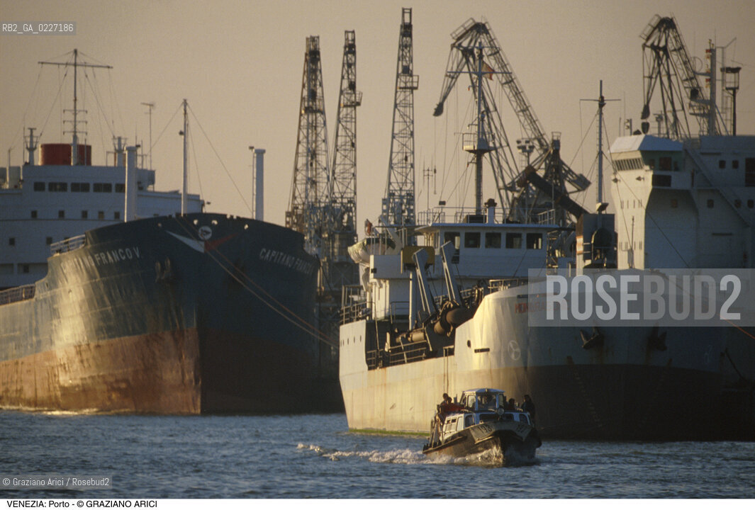 Localizzazione:..VENEZIA..Oggetto:..Soggetto:..PORTO COMMERCIALE NAVI GRU / MOTOSCAFO ACTV..Cronologia: ....Definizione Culturale:..   Autore:....   Stile:..   Editori/Stampatori:..   Committenza:..Materia e Tecnica:....Collocazione:..Note:..PORTO..Riproduzione Fotografica:..Copyright:..Graziano Arici/Rosebud2 .Data:..1994..Costo:..A