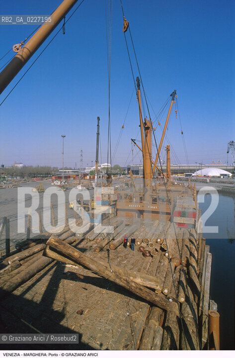 Localizzazione:..VENEZIA / MARGHERA..Oggetto:..Soggetto:..PORTO COMMERCIALE NAVE GRU LEGNO..Cronologia: ....Definizione Culturale:..   Autore:....   Stile:..   Editori/Stampatori:..   Committenza:..Materia e Tecnica:....Collocazione:..Note:..PORTO..Riproduzione Fotografica:..Copyright:..Graziano Arici/Rosebud2 .Data:..1994..Costo:..A