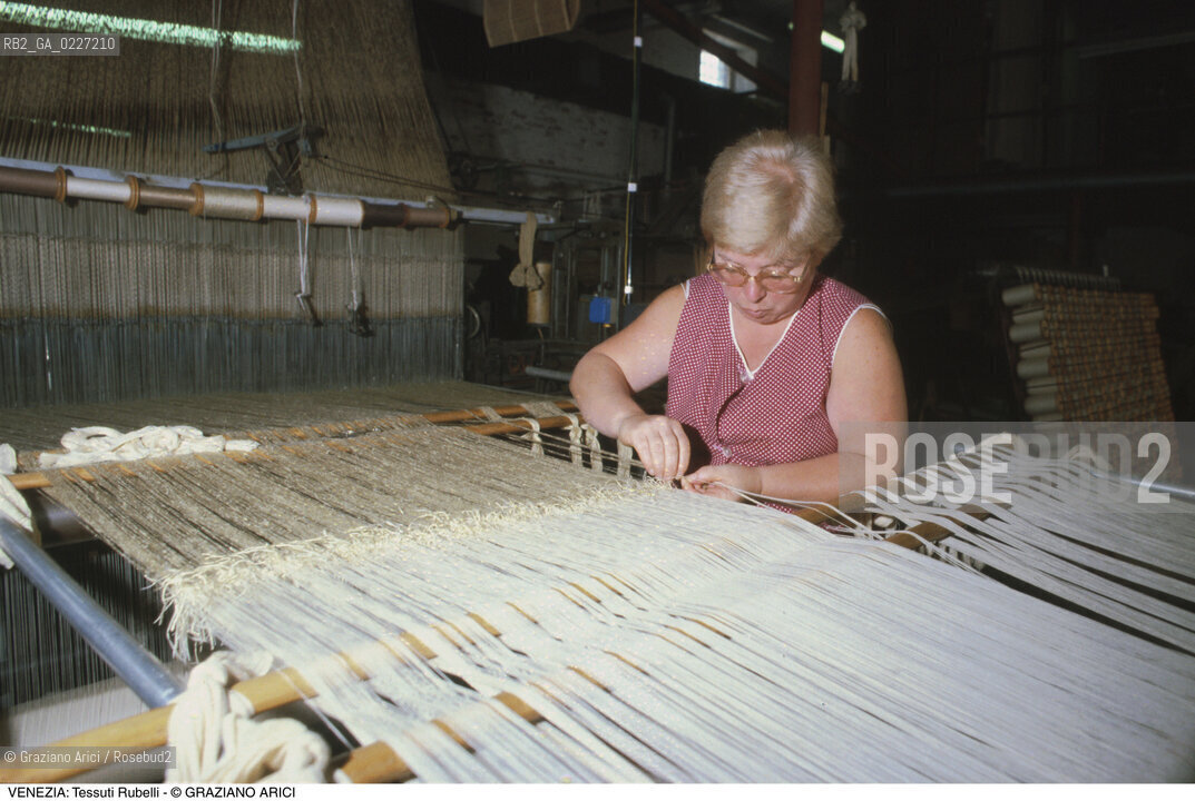 Localizzazione:..VENEZIA / S. MARCO..Oggetto:..Soggetto:..RUBELLI TESSUTI STOFFE  / TELAIO LABORATORIO..Cronologia: ....Definizione Culturale:..   Autore:....   Stile:..   Editori/Stampatori:..   Committenza:..Materia e Tecnica:....Collocazione:..Note:..ATTIVITA. COMMERCIALI / MERCATI..Riproduzione Fotografica:..Copyright:..Graziano Arici/Rosebud2 .Data:..1995..Costo:..A