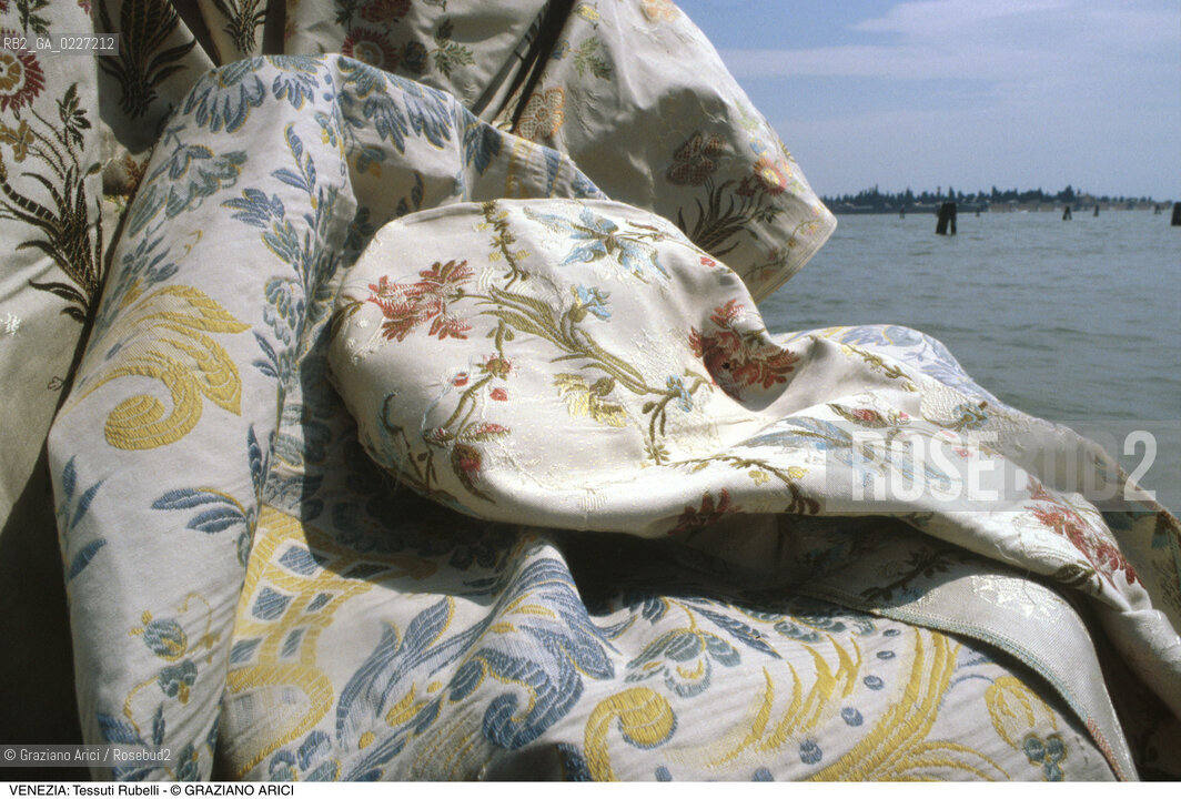 Localizzazione:..VENEZIA / S. MARCO..Oggetto:..Soggetto:..RUBELLI TESSUTI STOFFE..Cronologia: ....Definizione Culturale:..   Autore:....   Stile:..   Editori/Stampatori:..   Committenza:..Materia e Tecnica:....Collocazione:..Note:..ATTIVITA. COMMERCIALI / MERCATI..Riproduzione Fotografica:..Copyright:..Graziano Arici/Rosebud2 .Data:..1995..Costo:..A