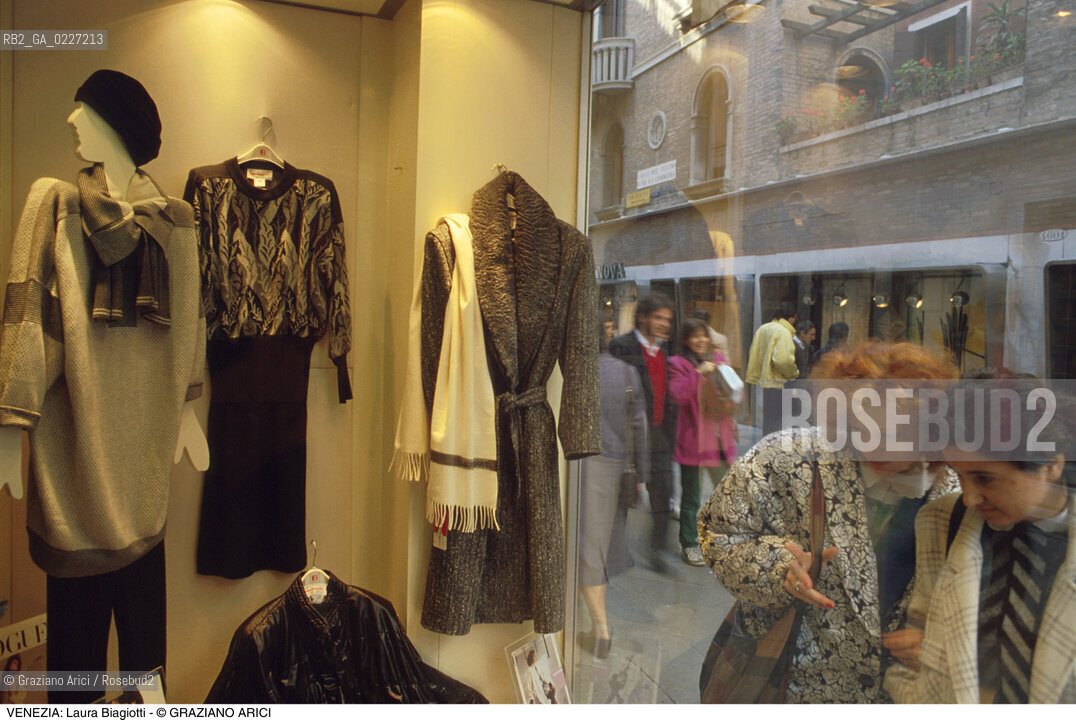 Localizzazione:..VENEZIA / S. MARCO..Oggetto:..Soggetto:..NEGOZIO LAURA BIAGIOTTI / STILISTI ALTA MODA..Cronologia: ....Definizione Culturale:..   Autore:....   Stile:..   Editori/Stampatori:..   Committenza:..Materia e Tecnica:....Collocazione:..Note:..ATTIVITA. COMMERCIALI / MERCATI..Riproduzione Fotografica:..Copyright:..Graziano Arici/Rosebud2 .Data:..1995..Costo:..A